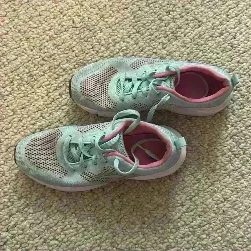 Women’s tennis shoes Avia size 8 - Picture 3 of 3